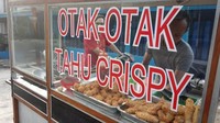Terkenal sebagai pusat jajanan kaki lima, di sekitar Stasiun Pondok Cina ada beragam jajanan yang bisa dipilih sesuai selera. Contohnya ada otak-otak dan tahu krispi yang bisa dibeli mulai Rp 5 ribu. Foto: Instagram/Twitter/Istimewa/YouTube