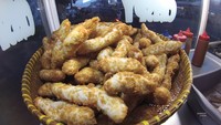Berjualan mulai jam 8 pagi hingga 6 sore, ada gerobak otak-otak dan tahu krispi di Jalan Mampang Prapatan yang sering diserbu pengendara yang lewat. Harganya hanya Rp 5 ribu tetapi rasanya enak dan renyah dan cocok untuk teman membelah kemacetan. Foto: Instagram/Twitter/Istimewa/YouTube