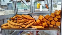 Sudah dijajakan sejak pukul 10 pagi, otak-otak krispi di Jalan Rasamala ini selalu ramai pembeli. Mulai dari Rp 5 ribu saja kamu bisa mendapat seplastik penuh otak-otak dengan beragam bumbu. Foto: Instagram/Twitter/Istimewa/YouTube