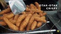 Menjadi rute yang banyak dilewati pekerja di sore hari, pedagang otak-otak krispi di depan stasiun Cawang tak pernah sepi pengunjung. Tak hanya otak-otak, ada juga cimol dan kentang goreng yang bisa dibeli seharga Rp 5 ribu saja. Foto: Instagram/Twitter/Istimewa/YouTube