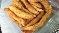 Di tepi Jalan Inspeksi Tarum Barat, tepatnya di bawah tol layang Becakayu ada penjual otak-otak yang dikenal enak dan ramah pelayanannya. Hanya merogoh kocek Rp 5 ribu kamu bisa mendapatkan otak-otak dan tahu krispi. Foto: Instagram/Twitter/Istimewa/YouTube