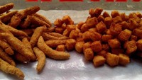 Di kawasan Tendean, ada gerobak otak-otak krispi yang selalu jadi incaran pekerja di sekitarnya. Di sini kamu bisa membeli otak-otak seharga Rp 5 ribu dan dicampur dengan tahu juga kentang goreng. Lokasinya di depan Gedung Trans TV. Foto: Instagram/Twitter/Istimewa/YouTube