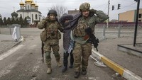 Tentara Ukraina mengevakuasi warga sipil korban perang. AP Photo/Andriy Dubchak.