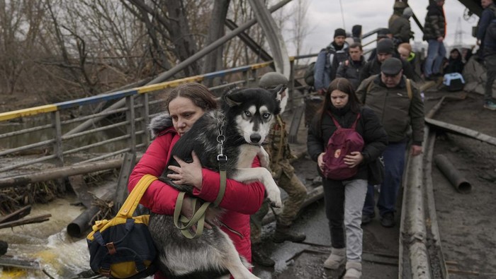 Perang kerap memunculkan pahlawan kemanusiaan. Mereka rela mempertaruhkan nyawa untuk membantu para korban perang, termasuk di perang Rusia-Ukraina.