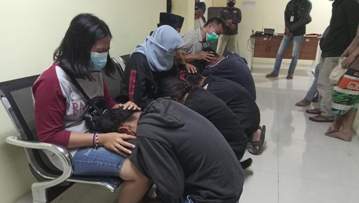Para pelajar diduga hendak tawuran dihukum sujud di kaki orang tua