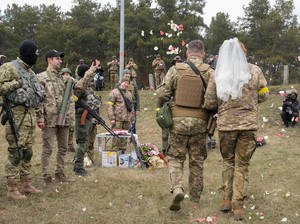 Pasangan Tentara Ukraina Menikah, Konflik Memanas Setelah Putin Blokir Media di Rusia