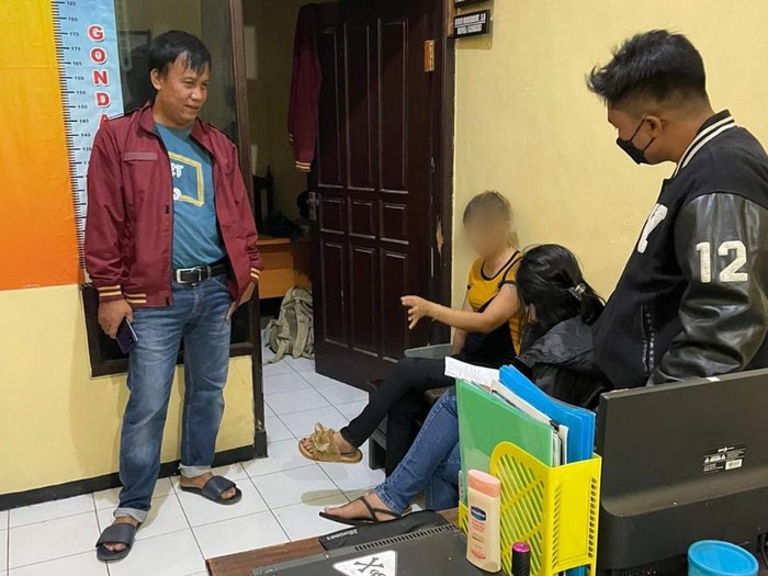 pasangan yang diduga berzina di kantor polisi