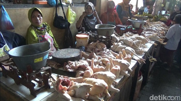 Pedagang daging ayam di Kendal mengeluh sepi pembeli karena harga naik, Senin (7/3/2022).