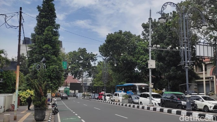 Pemkot Bandung menargetkan 13 ruas jalan terbebas dari kabel di udara. (Foto: Rifat Alhamidi/detikJabar)