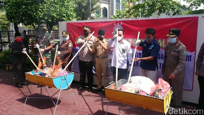 Pemusnahan ratusan barang bukti oleh Kejari Trenggalek