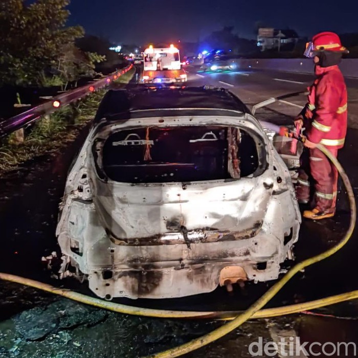 Penampakan mobil yang terbakar di Tol Kopo