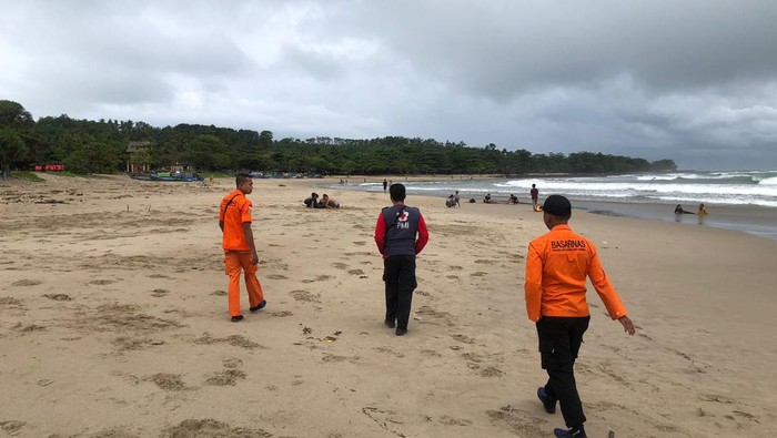 Pencarian korban terseret ombak di Pantai Ciantir, Sawarna, Lebak, Banten