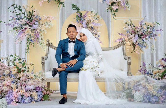 Pria 31 tahun itu menuturkan setelah kembali berkomonikasi dia baru mengetahui kalau wanita yang kini jadi istrinya saat itu berhenti bekerja sebagai sales mobil karena terdampak pandemi. Dan sang istri ketika itu langsung mencari peluang usaha dengan membuka bisnis makanan. Waktu PKP dia sering unggah promosi bermacam makanan di Facebook, dia jualan online. Dia jual makanan Siam, miang pla pao atau hidangan ikan siakap bersama salad serta bihun yang dicacah dengan saus sambal Thailand, jelas Hafiz. Foto: Dok. Mstar.