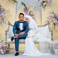 Pria 31 tahun itu menuturkan setelah kembali berkomonikasi dia baru mengetahui kalau wanita yang kini jadi istrinya saat itu berhenti bekerja sebagai sales mobil karena terdampak pandemi. Dan sang istri ketika itu langsung mencari peluang usaha dengan membuka bisnis makanan. Waktu PKP dia sering unggah promosi bermacam makanan di Facebook, dia jualan online. Dia jual makanan Siam, miang pla pao atau hidangan ikan siakap bersama salad serta bihun yang dicacah dengan saus sambal Thailand, jelas Hafiz. Foto: Dok. Mstar.