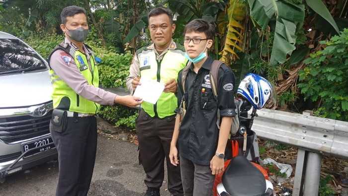 Pengendara motor masul Tol Cililitan ditilang polisi
