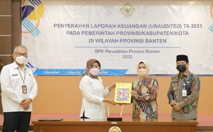 Penyerahan LKPD dilakukan Bupati Serang Ratu Tatu Chasanah