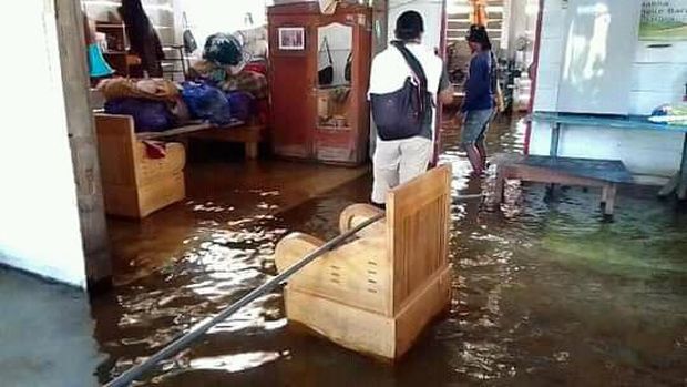 Permukiman warga di Luwu Utara, Sulsel terendam banjir akibat tanggul Sungai Rongkong jebol.