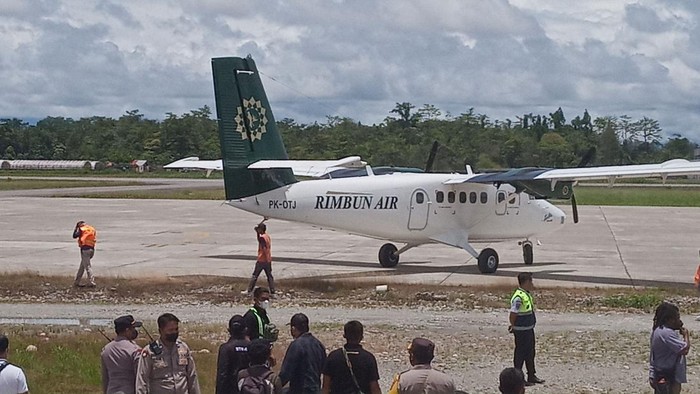 Pesawat perintis Rimbun Air yang membawa jenazah karyawan PT PTT korban KKB Papua ke Timika. (Saiman/detikSulsel)