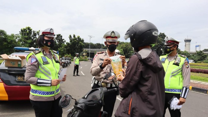 Polisi bagi-bagi minyak goreng ke pengendara lalu lintas