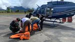 Potret Evakuasi 8 Korban KKB di Papua