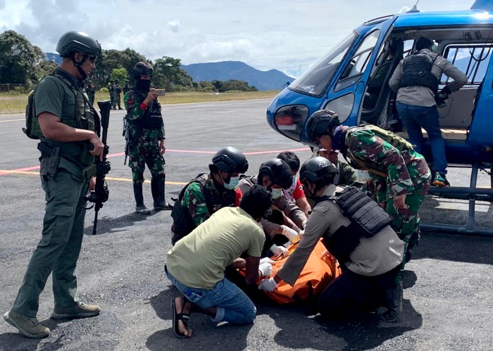 Sebanyak 8 jenazah korban Kelompok Kriminal Bersenjata (KKB) dievakuasi petugas gabungan. Proses evakuasi gunakan 3 heli dari pihak PTT dan 1 heli milik TNI.