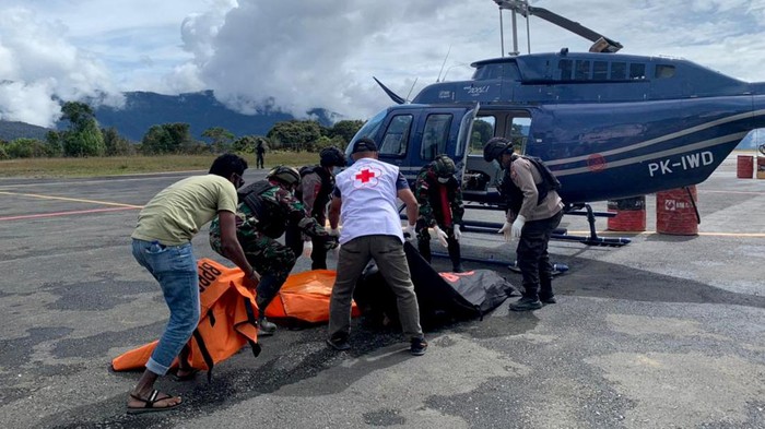 Potret Evakuasi 8 Korban KKB di Papua Sebanyak 8 jenazah korban Kelompok Kriminal Bersenjata (KKB) dievakuasi petugas gabungan. Proses evakuasi gunakan 3 heli dari pihak PTT dan 1 heli milik TNI.