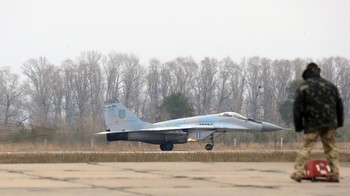 Jet tempur ini memiliki mesin ganda dan dikenal sebagai pesawat tempur taktis jarak pendek yang hemat biaya. Ketika Uni Soviet bubar tahun 1991, Ukraina kebagian 220 unit MiG-29, namun kini tersisa 43 unit saja (AP Photo/Efrem Lukatsky).