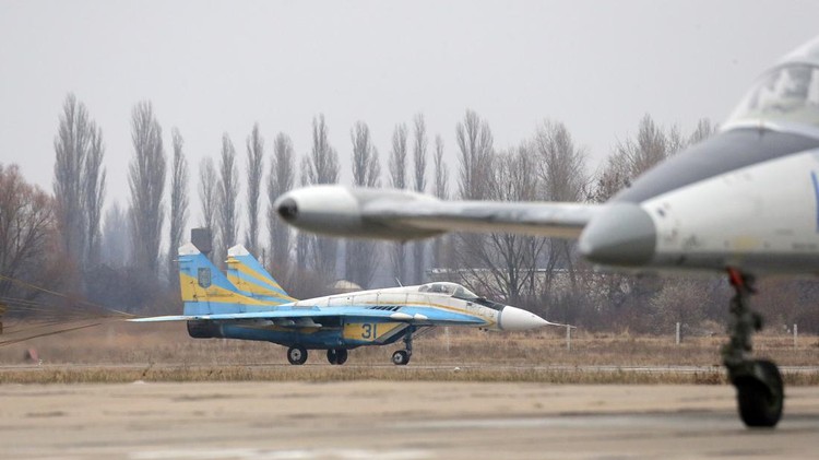 Potret Jet Tempur MiG-29 Zaman Soviet yang Jadi Andalan Ukraina Jet tempur MiG-29 jadi salah satu andalan Ukraina dalam menghadapi serangan Rusia. Penasaran dengan spesifikasi dan kelebihan jet tempur ini? Lihat yuk.