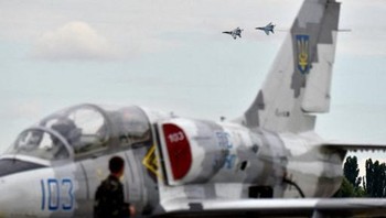 MiG-29 merupakan jet tempur buatan Uni Soviet yang dipakai sejak 1982 dan menjadi andalan Ukraina dalam menghadapi serangan Rusia yang tengah menginvasi negara itu sejak 24 Februari 2022 lalu. (AFP/SERGEI SUPINSKY).