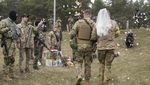 Potret Pasangan Tentara Ukraina yang Menikah di Tengah Invasi Rusia