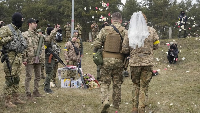 Tentara Ukraina Lesia Ivashchenko dan Valerii Fylymonov gelar acara pernikahan di pos pemeriksaan kawasan Kyiv. Mereka menikah di tengah invasi Rusia ke Ukraina