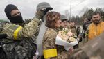 Potret Pasangan Tentara Ukraina yang Menikah di Tengah Invasi Rusia