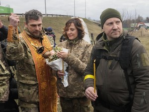 Viral Kisah Pasangan Ukraina Berseragam Militer Nikah di Tengah Medan Perang