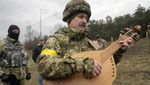 Potret Pasangan Tentara Ukraina yang Menikah di Tengah Invasi Rusia