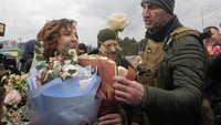 Walikota Kyiv Vitali Klitschko dan saudaranya petinju Wladimir datang untuk memberi selamat kepada pengantin baru.
