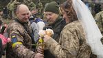 Potret Pasangan Tentara Ukraina yang Menikah di Tengah Invasi Rusia