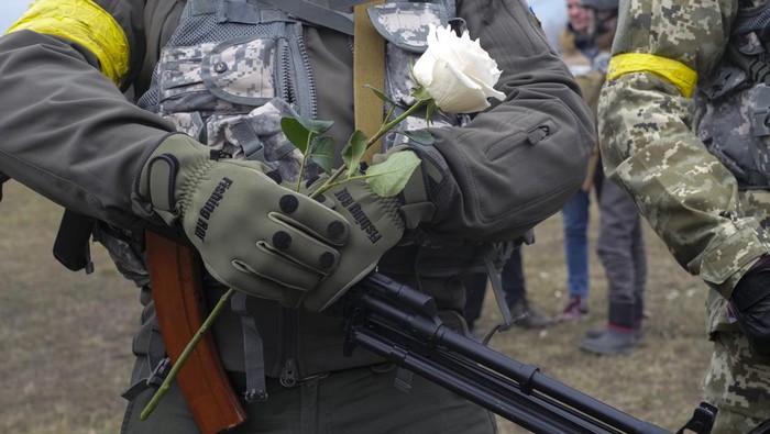 Tentara Ukraina Lesia Ivashchenko dan Valerii Fylymonov gelar acara pernikahan di pos pemeriksaan kawasan Kyiv. Mereka menikah di tengah invasi Rusia ke Ukraina
