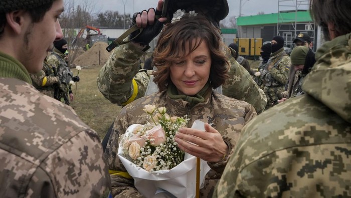 Tentara Ukraina Lesia Ivashchenko dan Valerii Fylymonov gelar acara pernikahan di pos pemeriksaan kawasan Kyiv. Mereka menikah di tengah invasi Rusia ke Ukraina