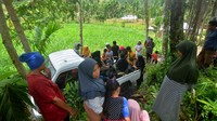 Warga korban gempa mengambil bantuan sembako di Nagari Malampah, Kecamatan Tigo Nagari, Kabupaten Pasaman, Sumatera Barat, Senin (7/3/2022).