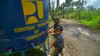 Sementara itu, anak-anak korban gempa memanfaatkan air bersih di Nagari Malampah, Kecamatan Tigo Nagari, Kabupaten Pasaman, Sumatera Barat, untuk kebutuhan sehari-hari.