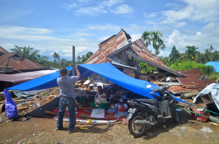 Gempa M 6,1 yang mengguncang Kabupaten Pasaman, Sumatera Barat, merusak ribuan rumah. Sejumlah bantuan mengalir untuk membantu para korban terdampak gempa.