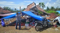 Tak sedikit warga yang mendirikan tenda di depan rumah mereka yang rusak untuk berlindung dan beristirahat.