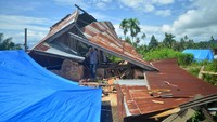 Warga mencari barang di rumahnya yang rusak akibat gempa di Nagari Malampah, Kecamatan Tigo Nagari, Kabupaten Pasaman, Sumatera Barat, Senin (7/3/2022).