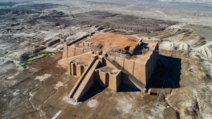 Potret Ur, Kota Kelahiran Nabi Ibrahim dari Udara An aerial photo shows archeological site of the 6,000-year-old archaeological site of Ur during the preparations for Pope Francis' visit near Nasiriyah, Iraq, Saturday, March 6, 2021. Pope Francis arrived in Iraq on Friday to urge the country's dwindling number of Christians to stay put and help rebuild the country after years of war and persecution, brushing aside the coronavirus pandemic and security concerns to make his first-ever papal visit. (AP Photo/Nabil al-Jourani)