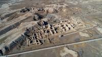 Ur adalah ibu kota Sumeria dengan mata pencaharian penduduknya bertani serta berdagang dengan kota-kota di sekitar Mesopotamia dan sekitarnya. Kota ini diperkirakan berasal dari tahun 3800 SM dan pertama kali dicatat dalam teks lebih dari seribu tahun kemudian.