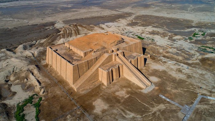Potret Ur, Kota Kelahiran Nabi Ibrahim dari Udara An aerial photo shows archeological site of the 6,000-year-old archaeological site of Ur during the preparations for Pope Francis' visit near Nasiriyah, Iraq, Saturday, March 6, 2021. Pope Francis arrived in Iraq on Friday to urge the country's dwindling number of Christians to stay put and help rebuild the country after years of war and persecution, brushing aside the coronavirus pandemic and security concerns to make his first-ever papal visit. (AP Photo/Nabil al-Jourani)