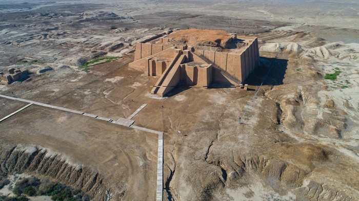 Potret Ur, Kota Kelahiran Nabi Ibrahim dari Udara An aerial photo shows archeological site of the 6,000-year-old archaeological site of Ur during the preparations for Pope Francis' visit near Nasiriyah, Iraq, Saturday, March 6, 2021. Pope Francis arrived in Iraq on Friday to urge the country's dwindling number of Christians to stay put and help rebuild the country after years of war and persecution, brushing aside the coronavirus pandemic and security concerns to make his first-ever papal visit. (AP Photo/Nabil al-Jourani)