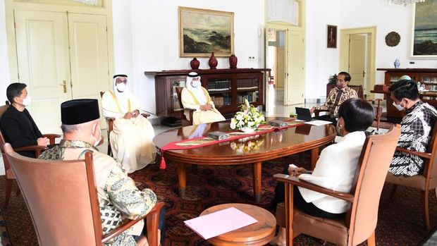 Presiden Joko Widodo (Jokowi) menerima kunjungan delegasi Persatuan Emirat Arab (PEA), pada Senin, 7 Maret 2022, di Istana Kepresidenan Bogor, Jawa Barat. Delegasi PEA yang hadir adalah Menteri Energi dan Infrastruktur PEA Suhail Mohammed Al Mazroei, Duta Besar PEA untuk Indonesia Abdulla Salem Obaid Salem Al Dhaheri, dan Chief Executive Officer of Group 42 Ltd Peng Xiao. (Foto: Rusman - Biro Pers Sekretariat Presiden)