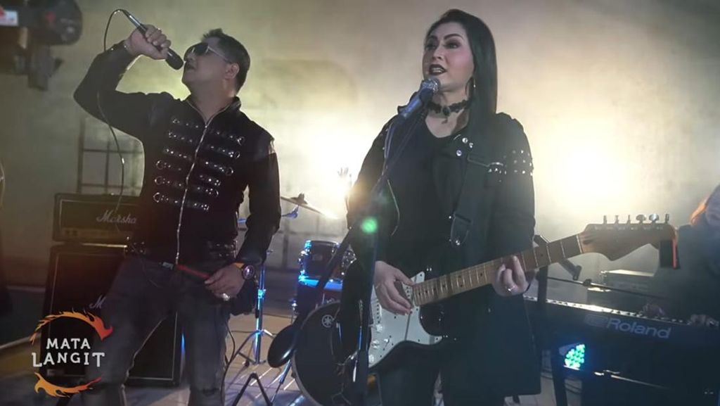 Ratna Listy Alami Kecelakaan Menuju Madiun, Ban Mobil Pecah hingga Berasap