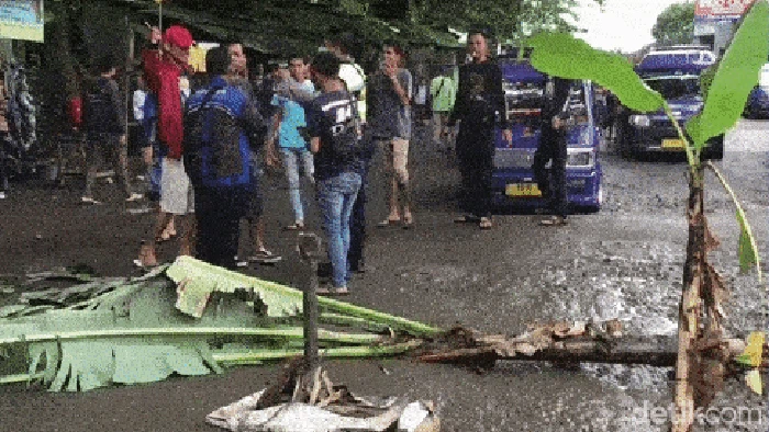 Ratusan sopir angkutan umum jurisan Cibadak - Cicurug melakukan aksi protes di jalan raya nasional Sukabumi-Bogor., Senin (7/3/2022)